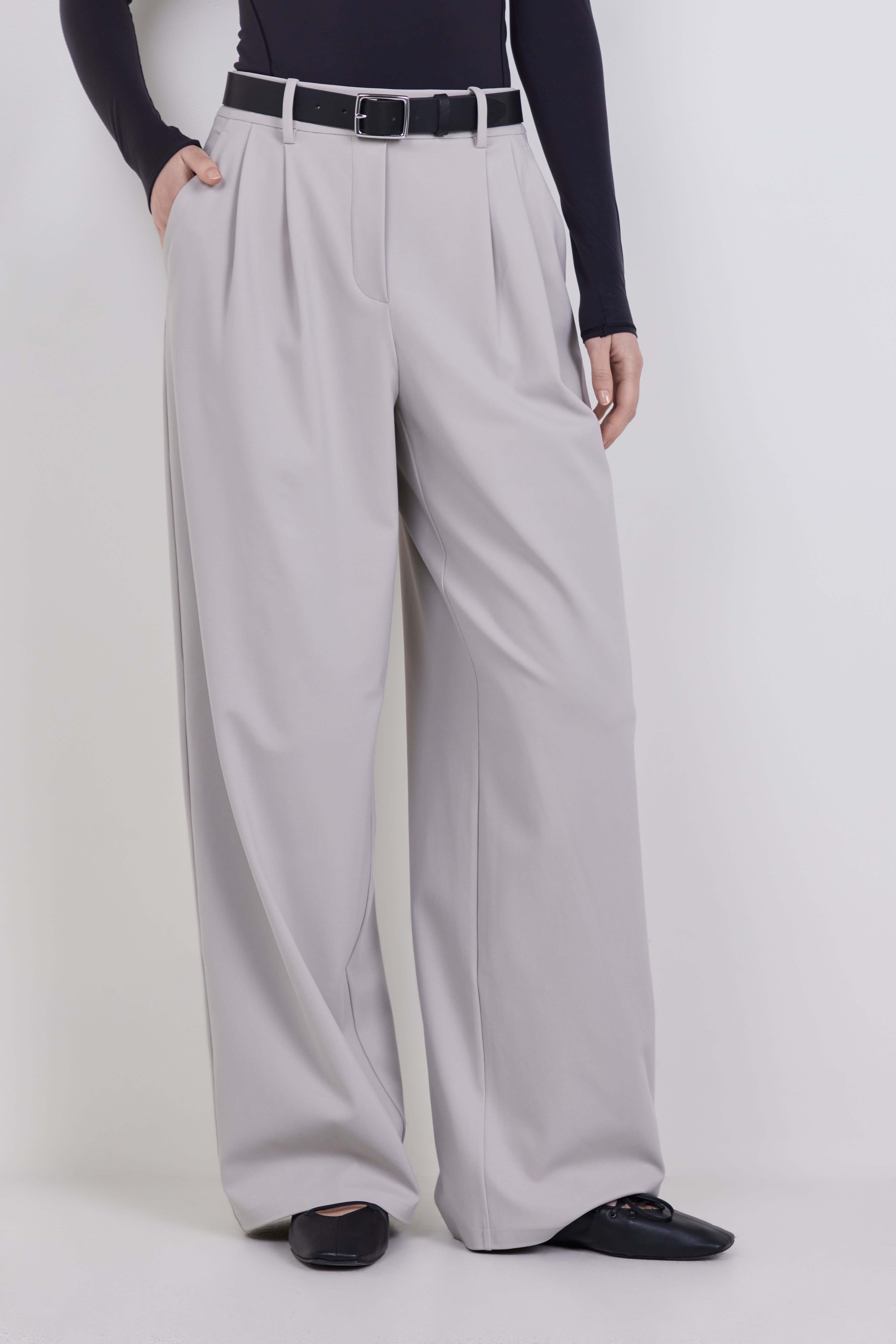 תמונת דוגמן קידמית של DAYDRIFT&trade; HIGH-RISE TROUSER *REGULAR