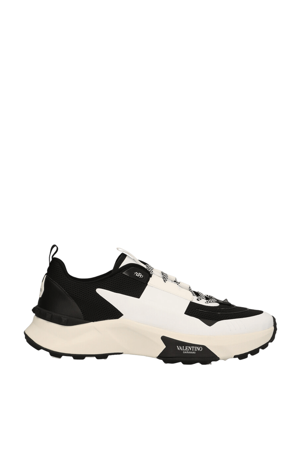 תמונה קידמית של נעלי סניקרס