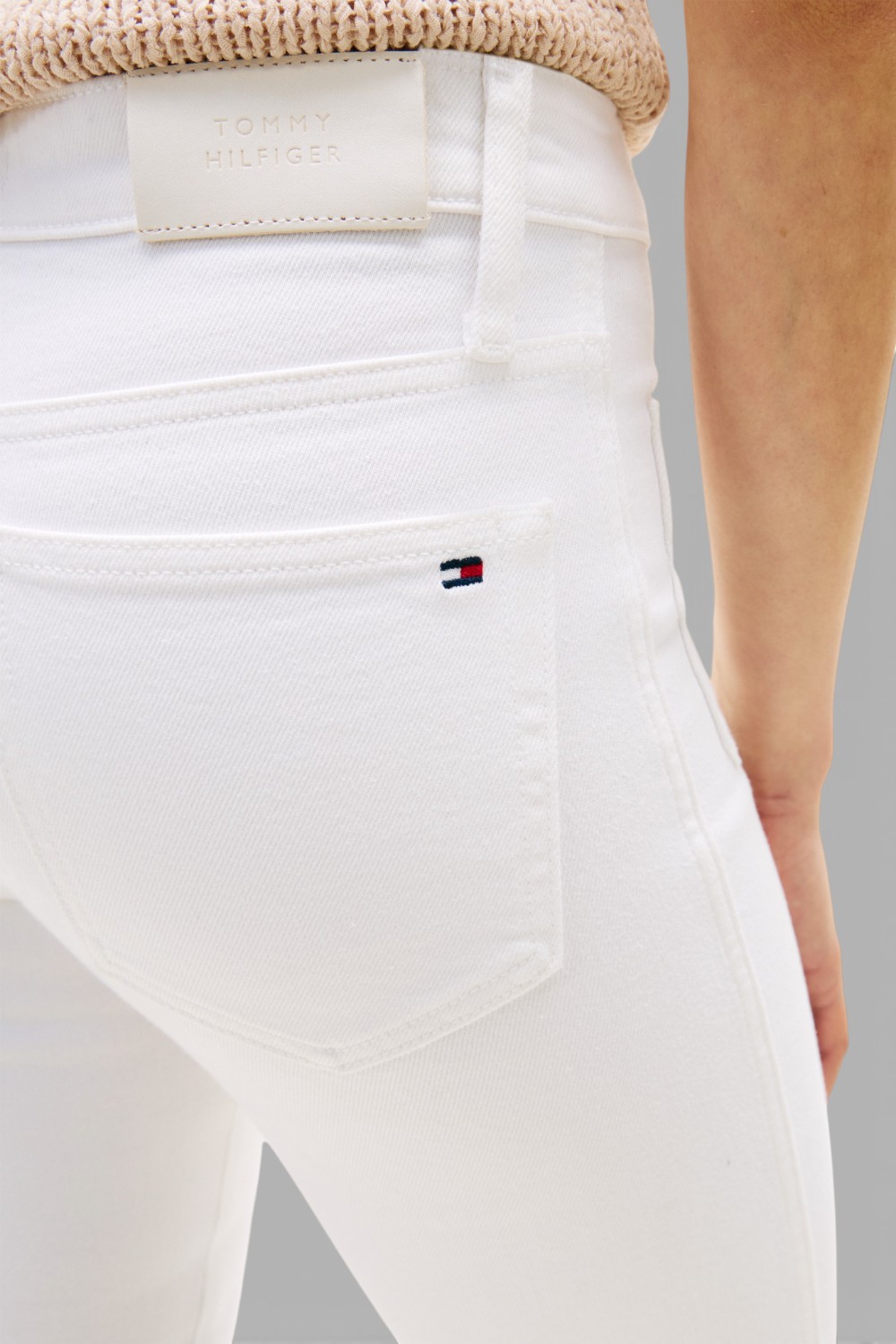 תמונת תקריב דוגמן של מכנסי ג'ינס בוטקאט