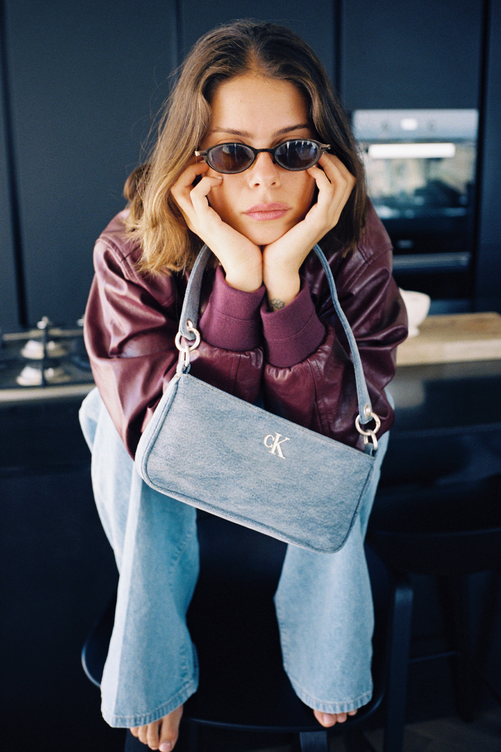 תמונת אווירה של תיק כתף ג'ינס