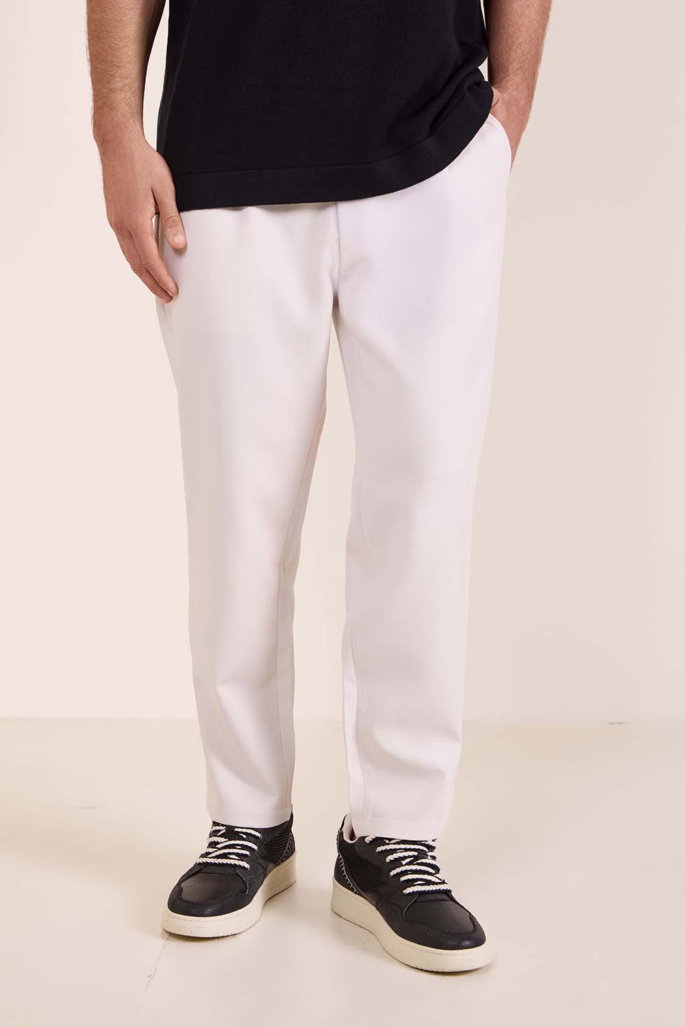 תמונת דוגמן קידמית של מכנסי צ'ינו