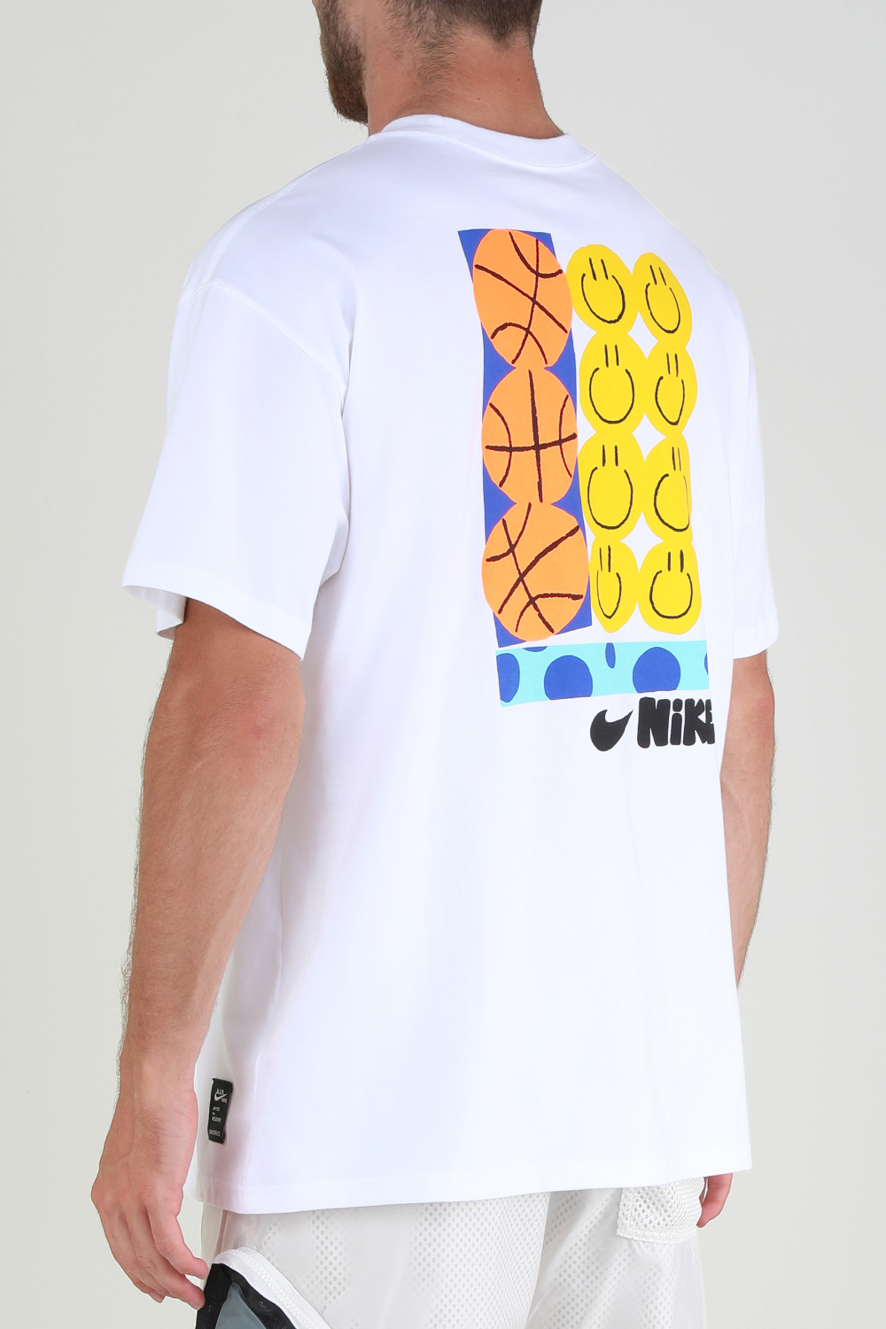 תמונת דוגמן אחורית של חולצת טי איר מקס 90 עם הדפס סמיילי