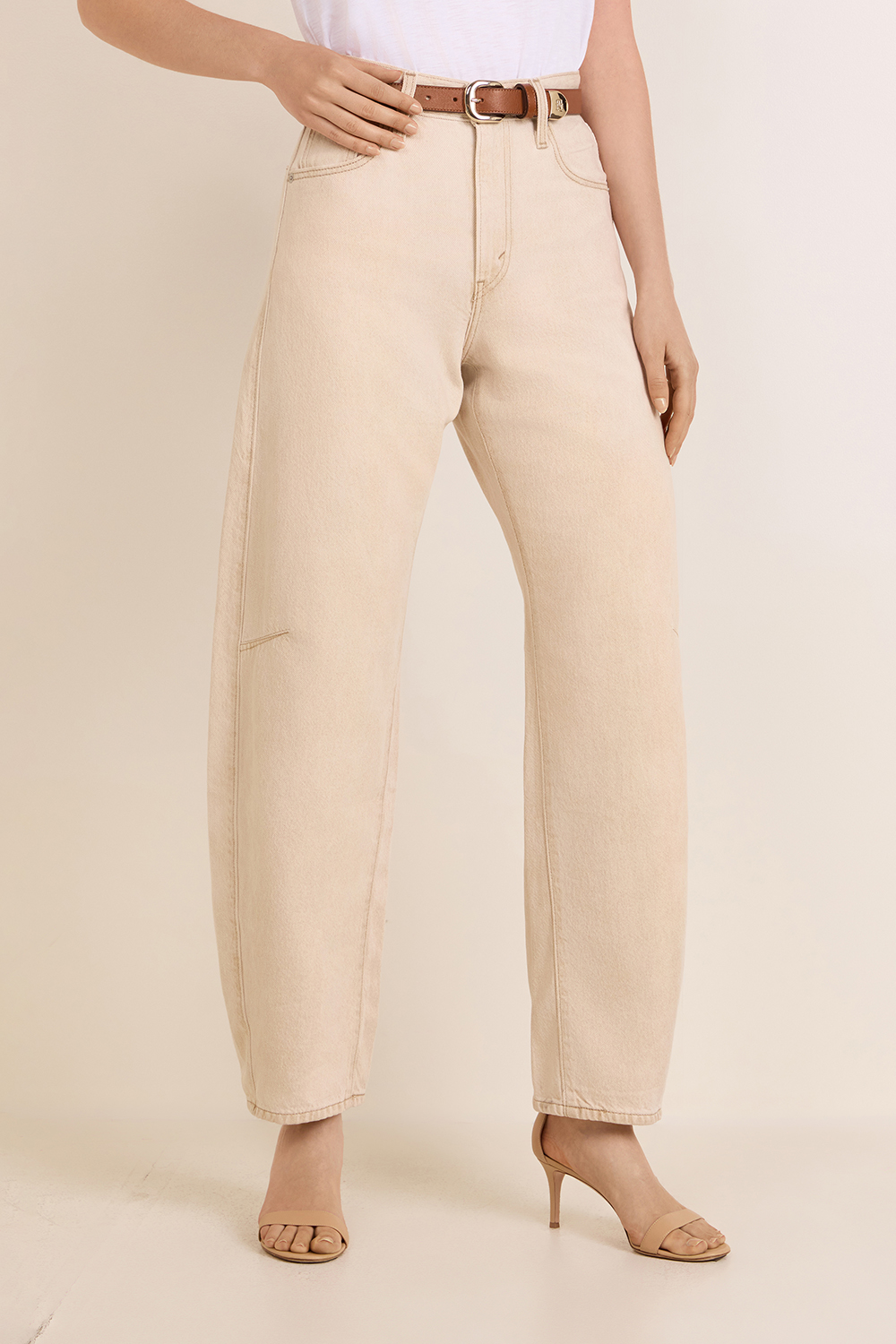 תמונת דוגמן קידמית של מכנסי ג'ינס בלון רחבים