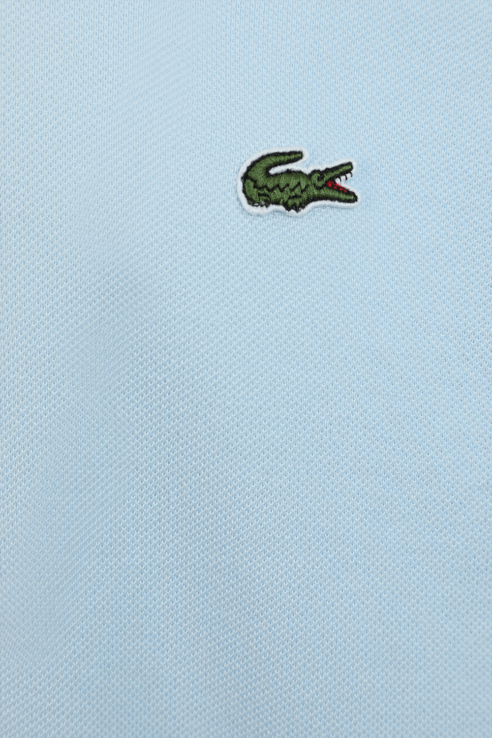 תמונה אחורית של חולצת פולו תכלת עם לוגו