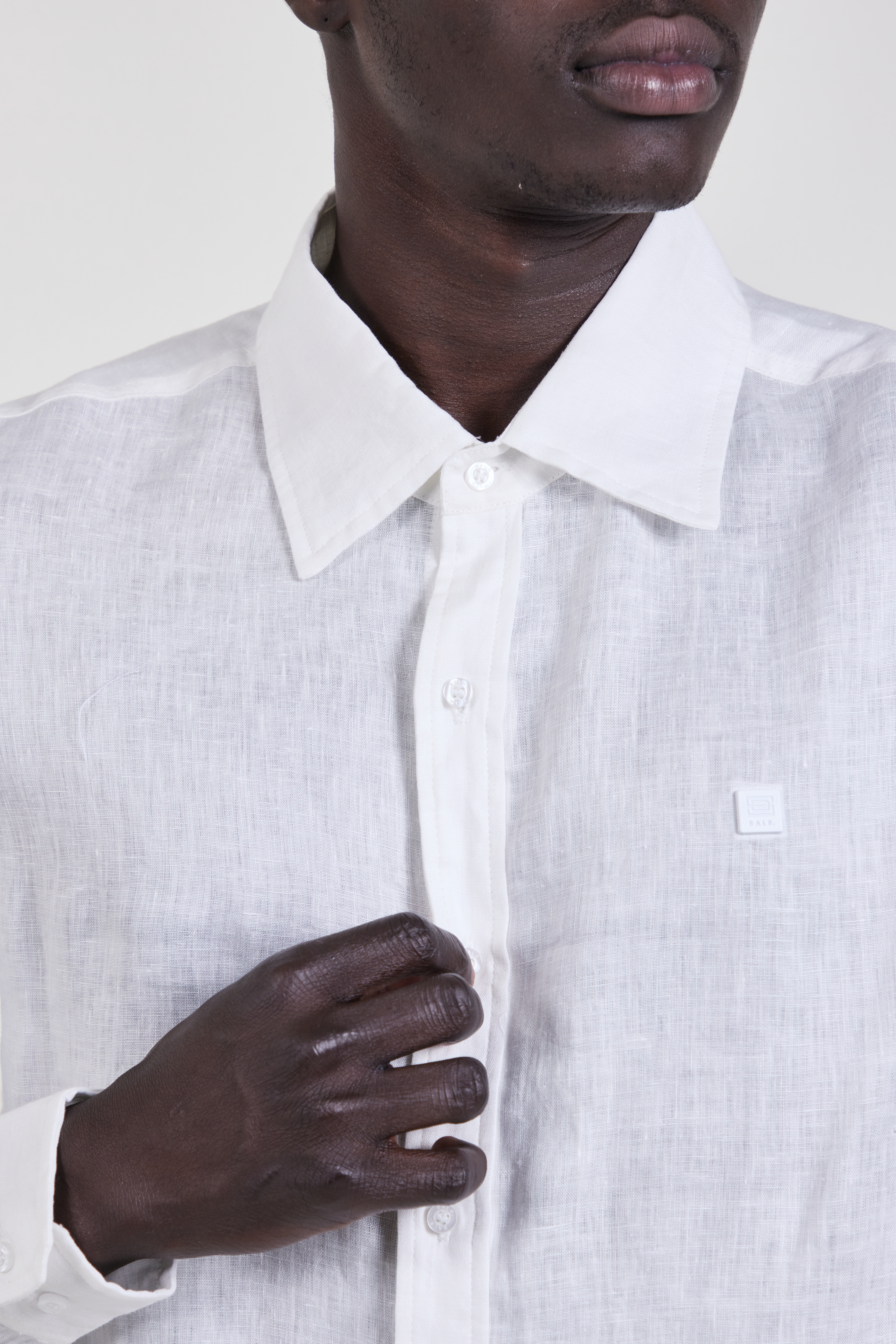 תמונת תקריב דוגמן של חולצה מכופתרת פשתן