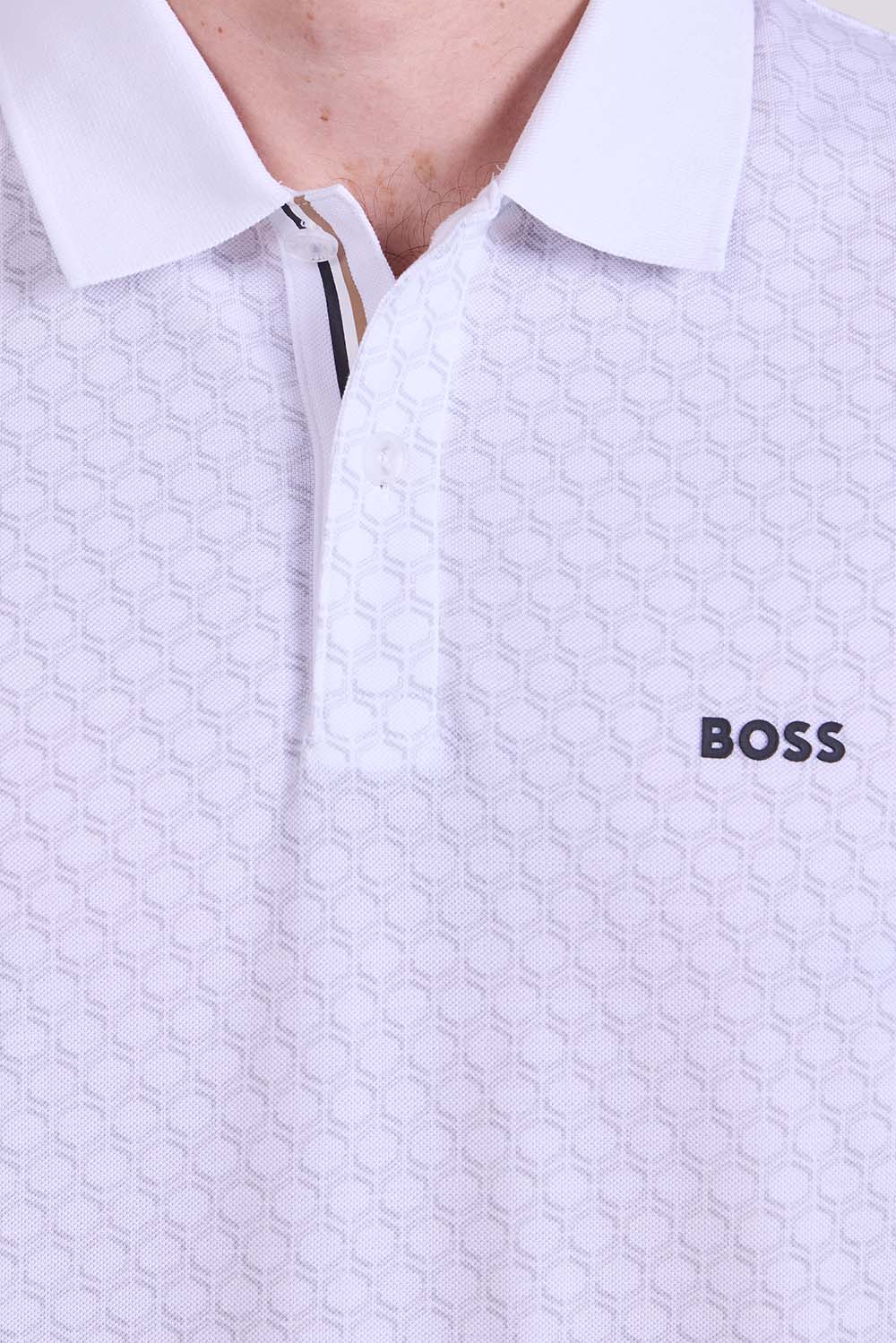 תמונת תקריב דוגמן של חולצת פולו