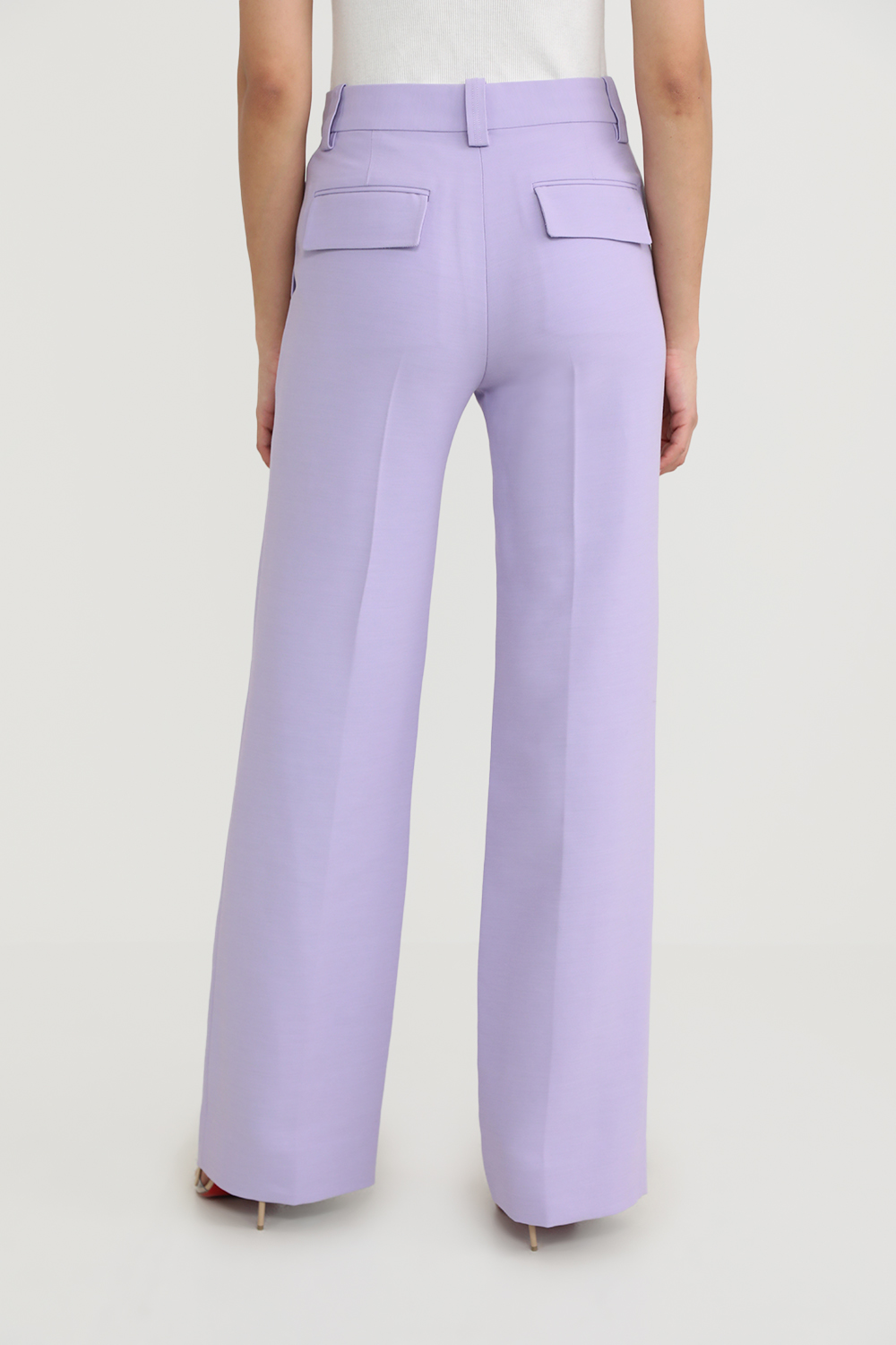 תמונת דוגמן אחורית של מכנסיים בגזרה ישרה