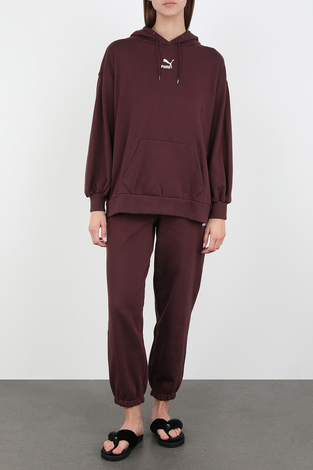 תמונת דוגמן קידמית של כפכפים דמוי פרווה בגוון שחור