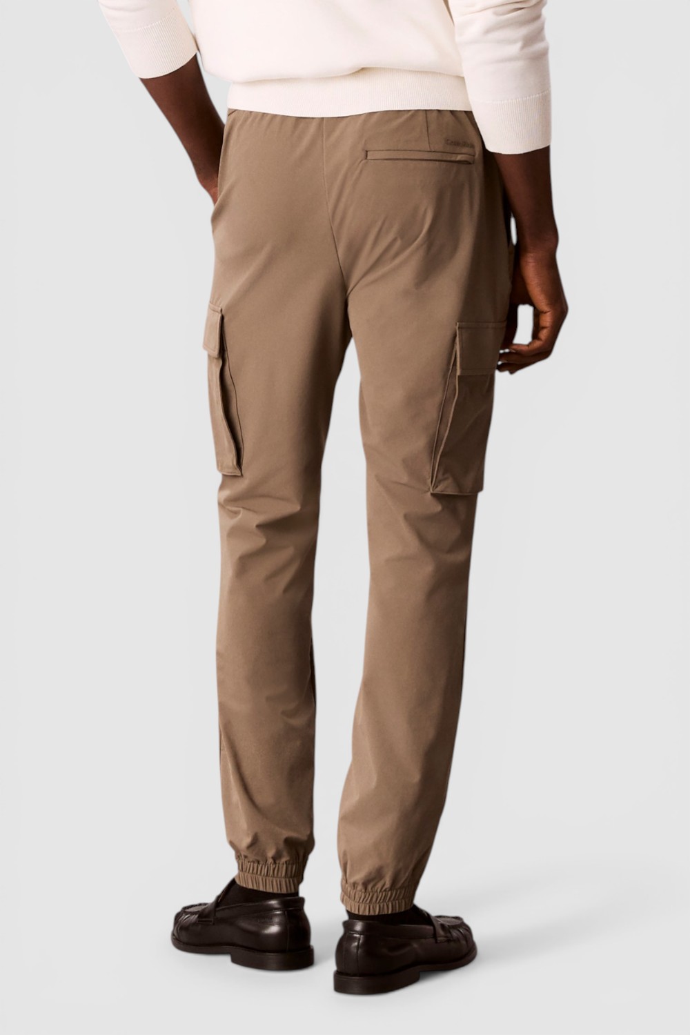 תמונת דוגמן אחורית של מכנסי קרגו בגזרת סלים