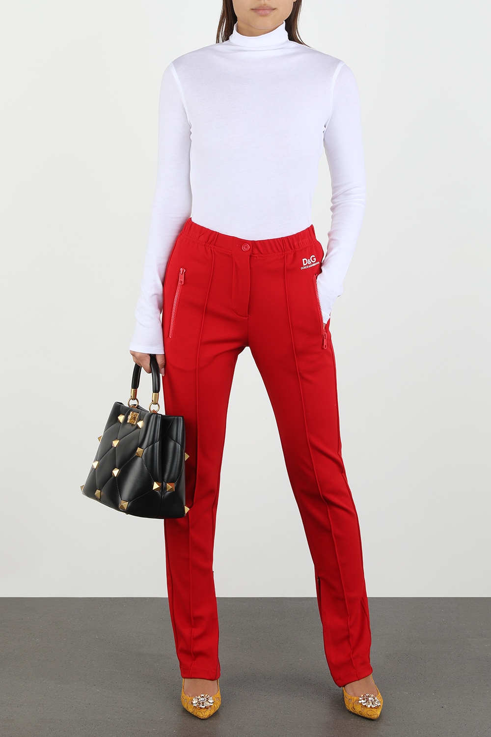 תמונת דוגמן קידמית של תיק נשיאה מעור שחור עם ניטים זהובים