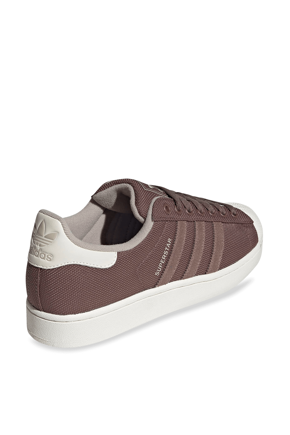 תמונת תקריב של נעלי סניקרס סופרסטאר