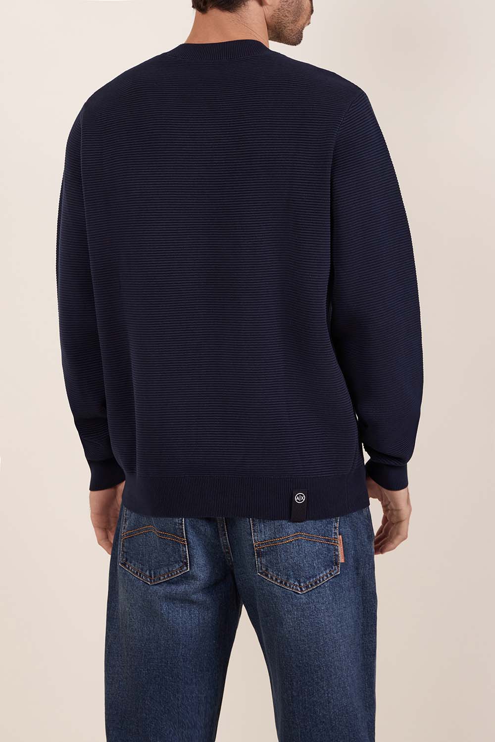 תמונת דוגמן אחורית של סוודר