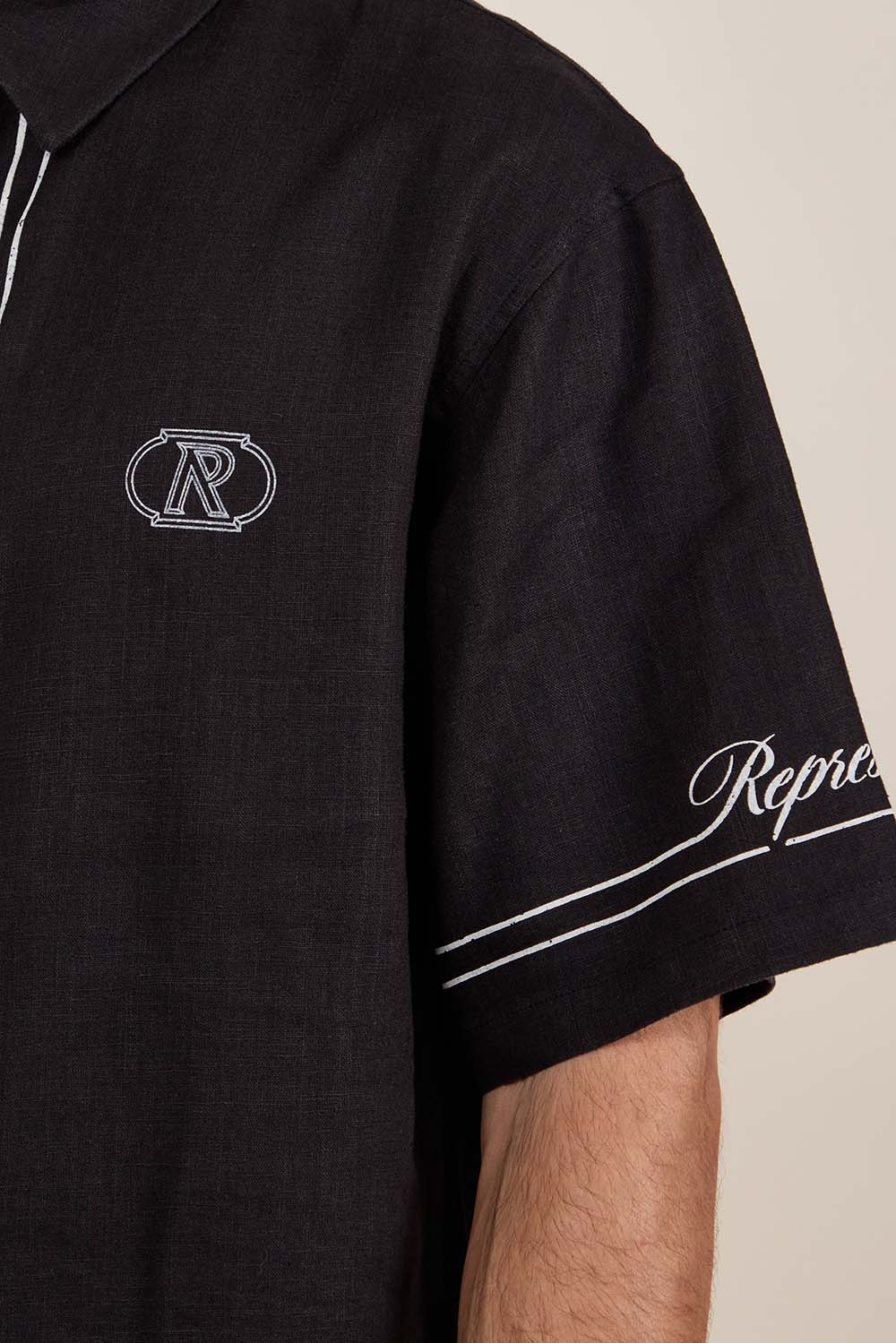 תמונת דוגמן אחורית של חולצה מכופתרת