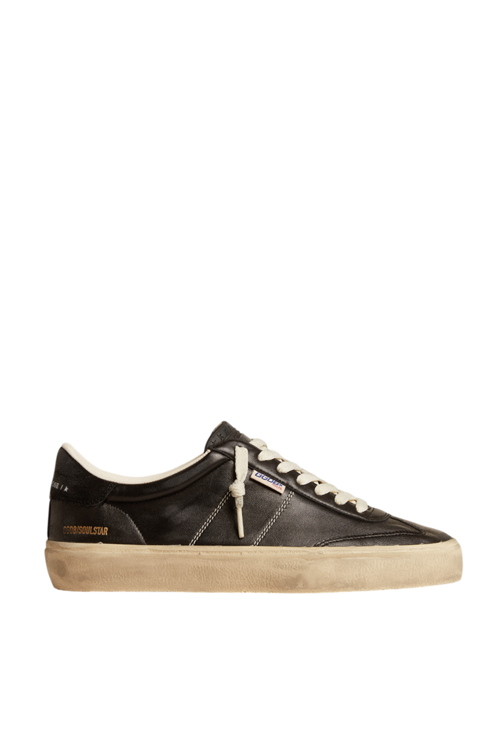 תמונה קידמית של נעלי סניקרס