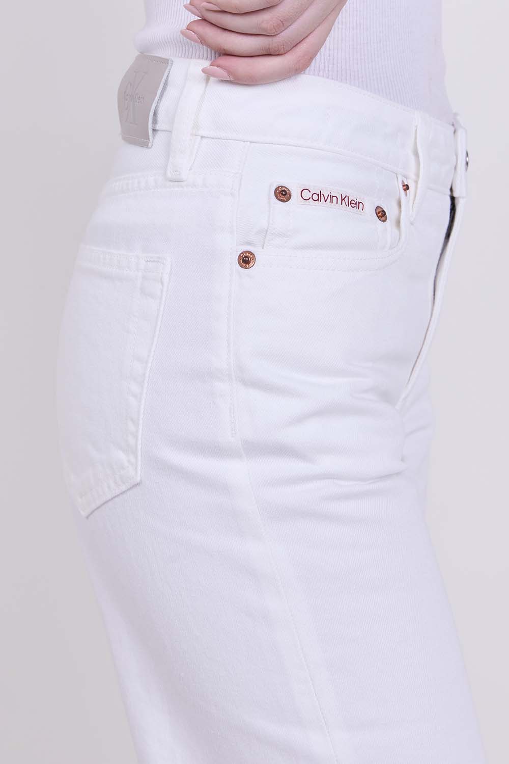 תמונת תקריב דוגמן של מכנסי ג'ינס בגזרה גבוהה וישרה