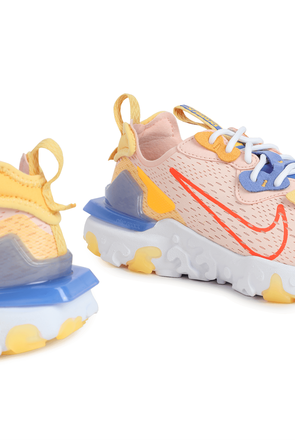 תמונת תקריב של נעלי ריצה ריאקט ויז'ן בצבעי אדום, צהוב וסגול