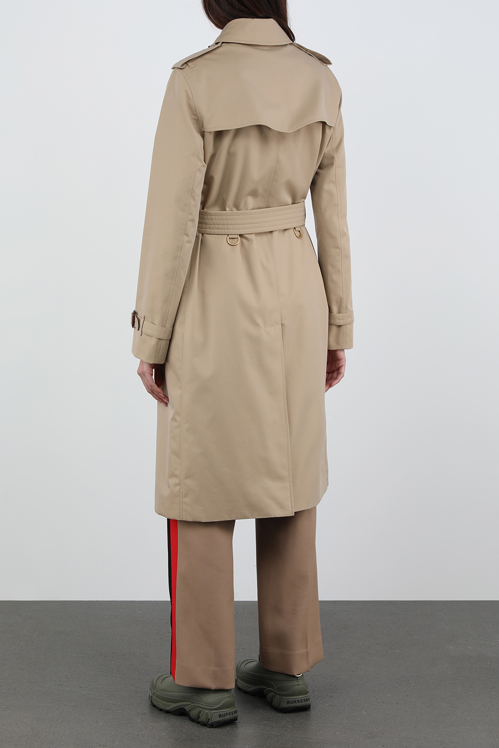 תמונת דוגמן אחורית של מעיל טרנץ' קנסינגטון בגוון בז׳ עם בטנה משובצת