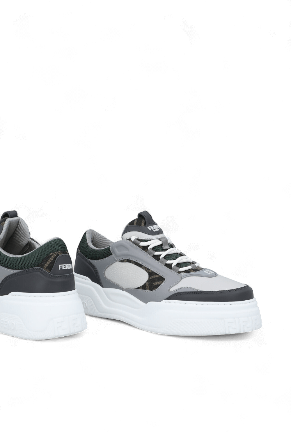 תמונת תקריב של נעלי סניקרס