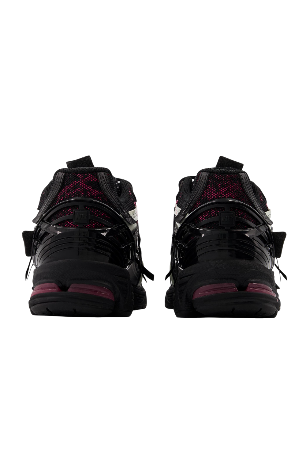 תמונת תקריב של נעלי סניקרס 1906