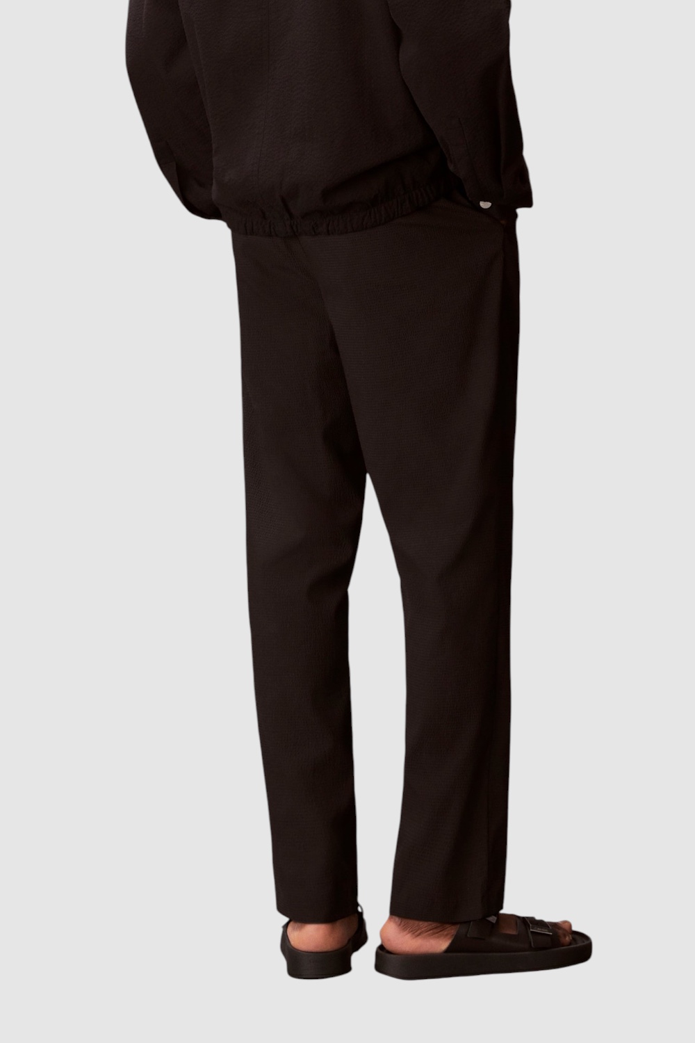 תמונת דוגמן אחורית של מכנסיים ארוכים בגזרה ישרה