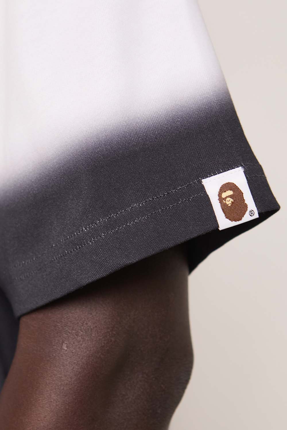 תמונת דוגמן אחורית של חולצת טי