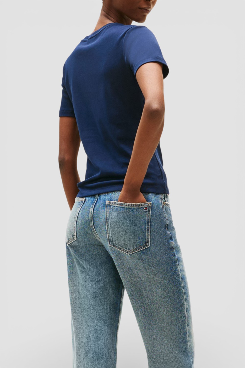 תמונת דוגמן אחורית של חולצת טי