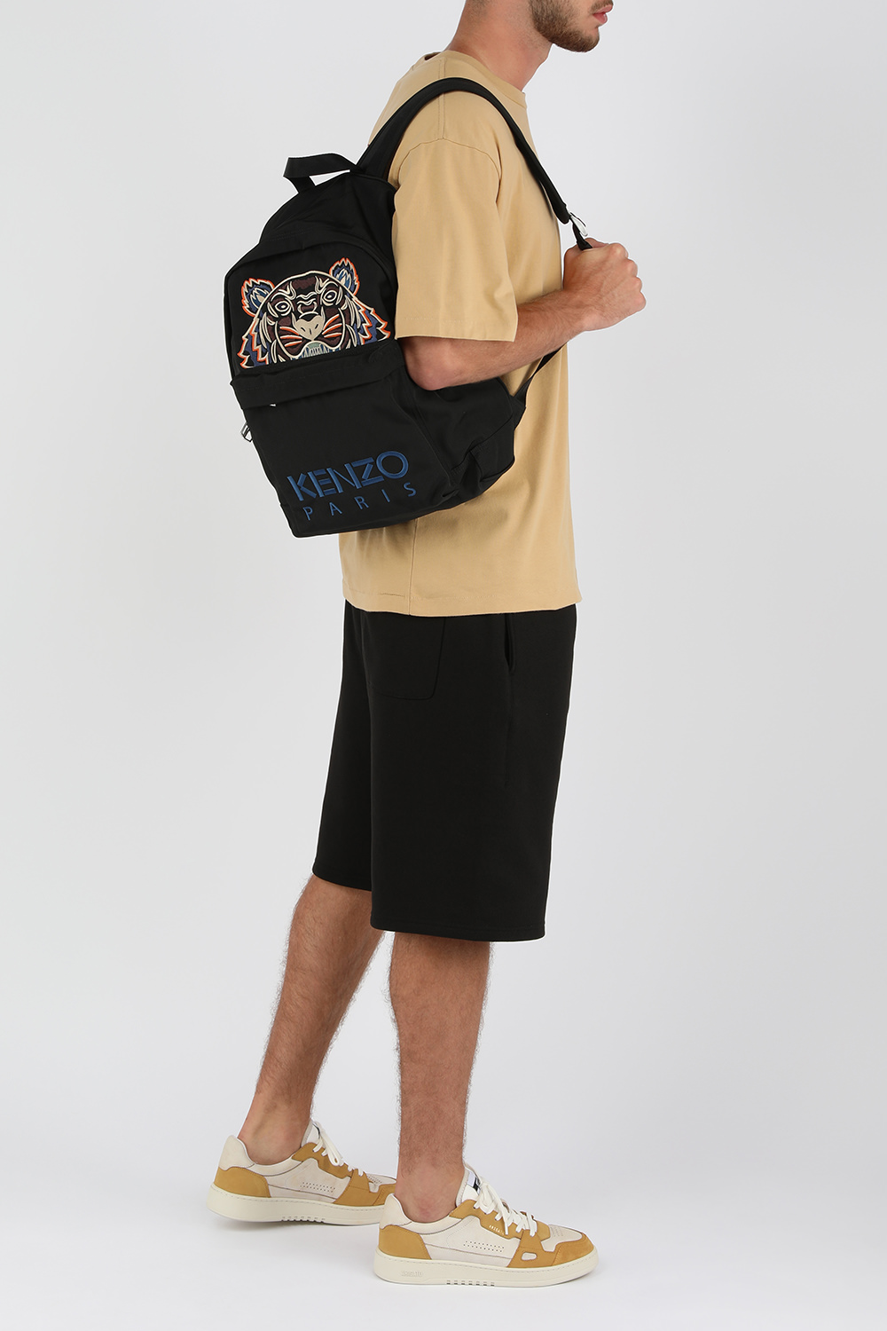 תמונת דוגמן קידמית של תיק גב עם רקמת נמר