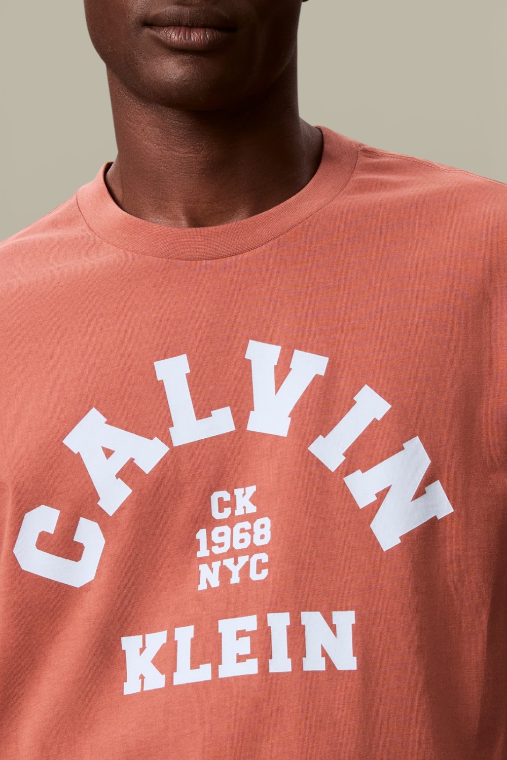 תמונת תקריב דוגמן של חולצת טי