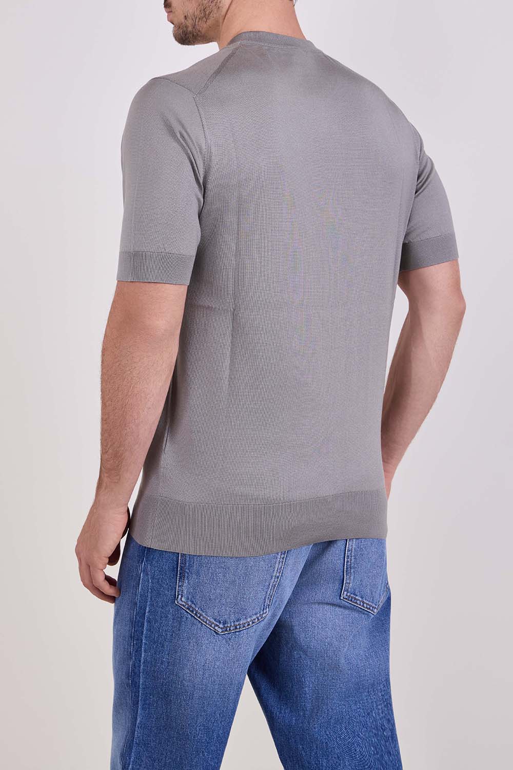 תמונת דוגמן אחורית של חולצת טי סריג