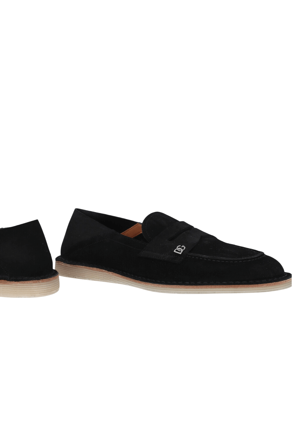 תמונת תקריב של נעלי מוקסינים זמש