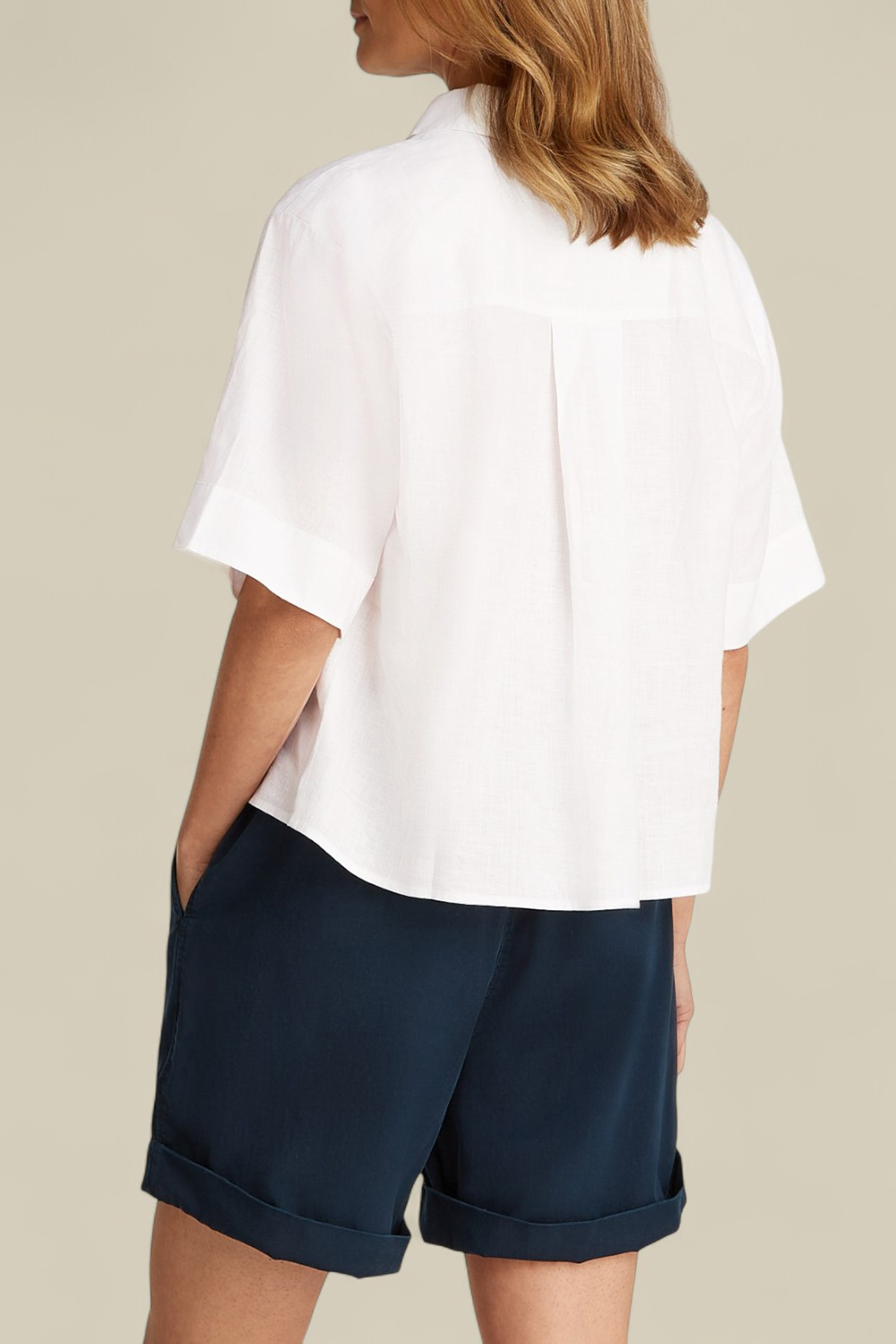 תמונת דוגמן אחורית של חולצת כפתורים קצרה