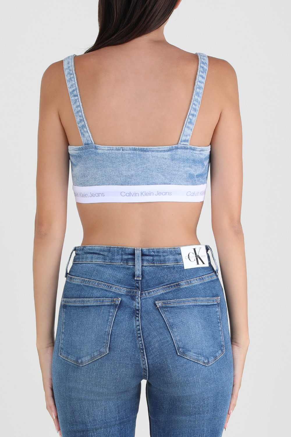 תמונת דוגמן אחורית של קרופ טופ ג'ינס מחוכי