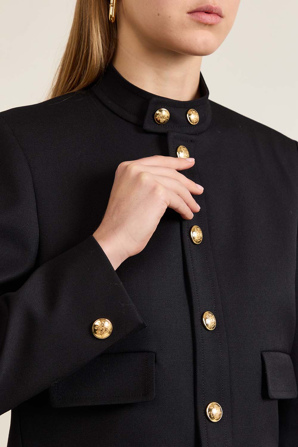 תמונת תקריב דוגמן של ז'קט צמר קרופ