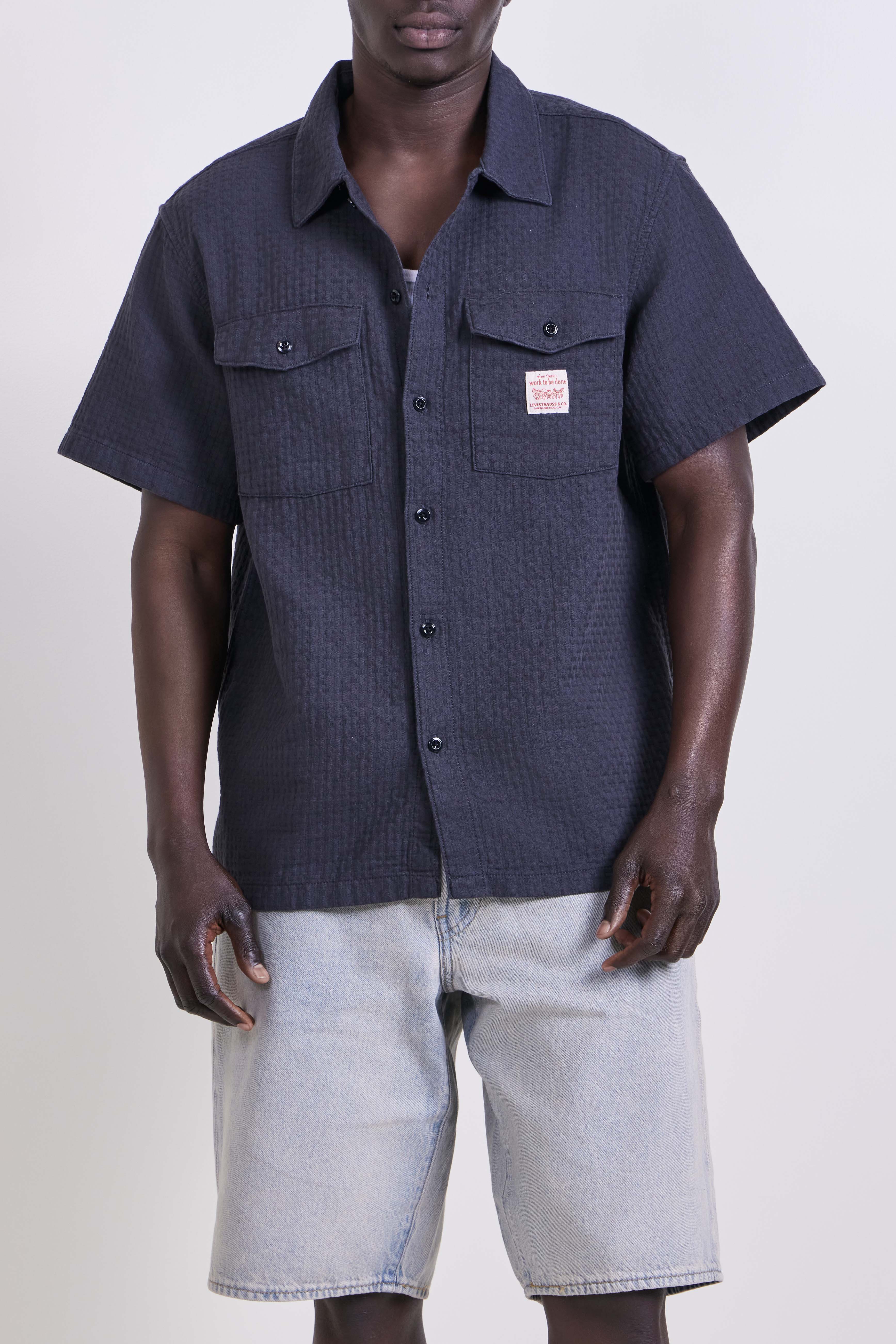 תמונת דוגמן קידמית של חולצה מכופתרת