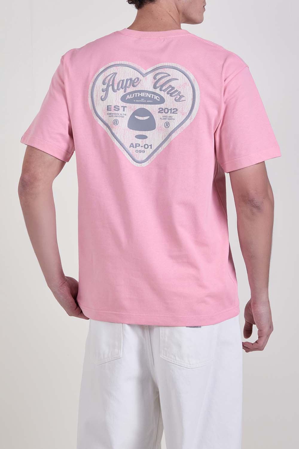 תמונת דוגמן אחורית של חולצת טי בגזרה ישרה