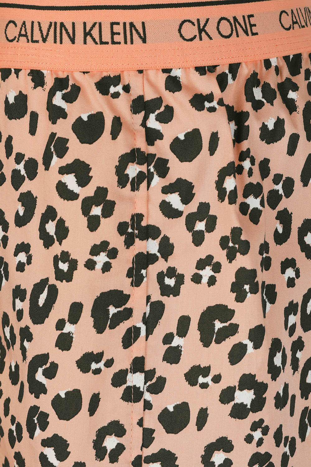 תמונה אחורית של מכנסי פיג'מה קצרים עם הדפס מנומר