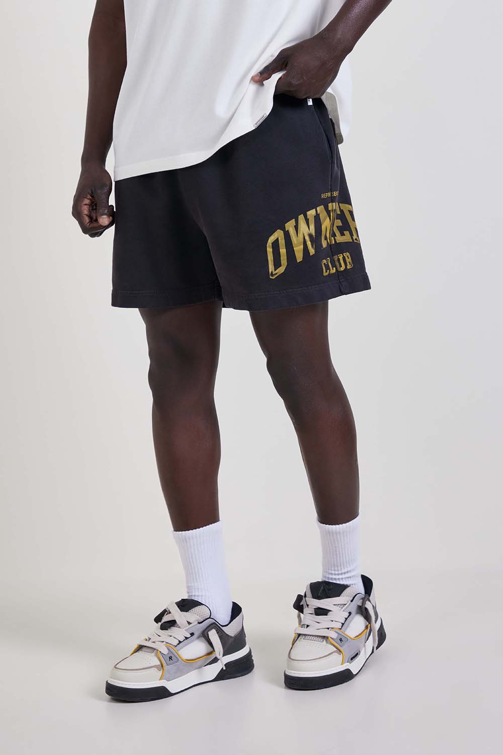 תמונת דוגמן קידמית של מכנסי ג'וגר קצרים