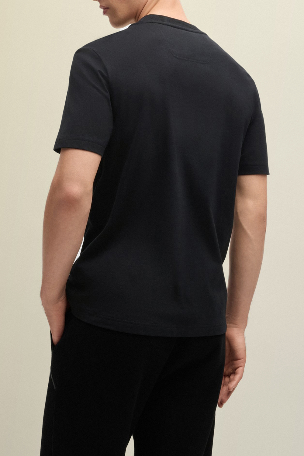 תמונת דוגמן אחורית של חולצת טי