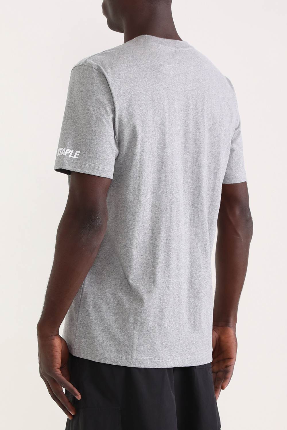 תמונת דוגמן אחורית של סטייפל X הלו קיטי חולצת טי עם הדפס כדור הארץ