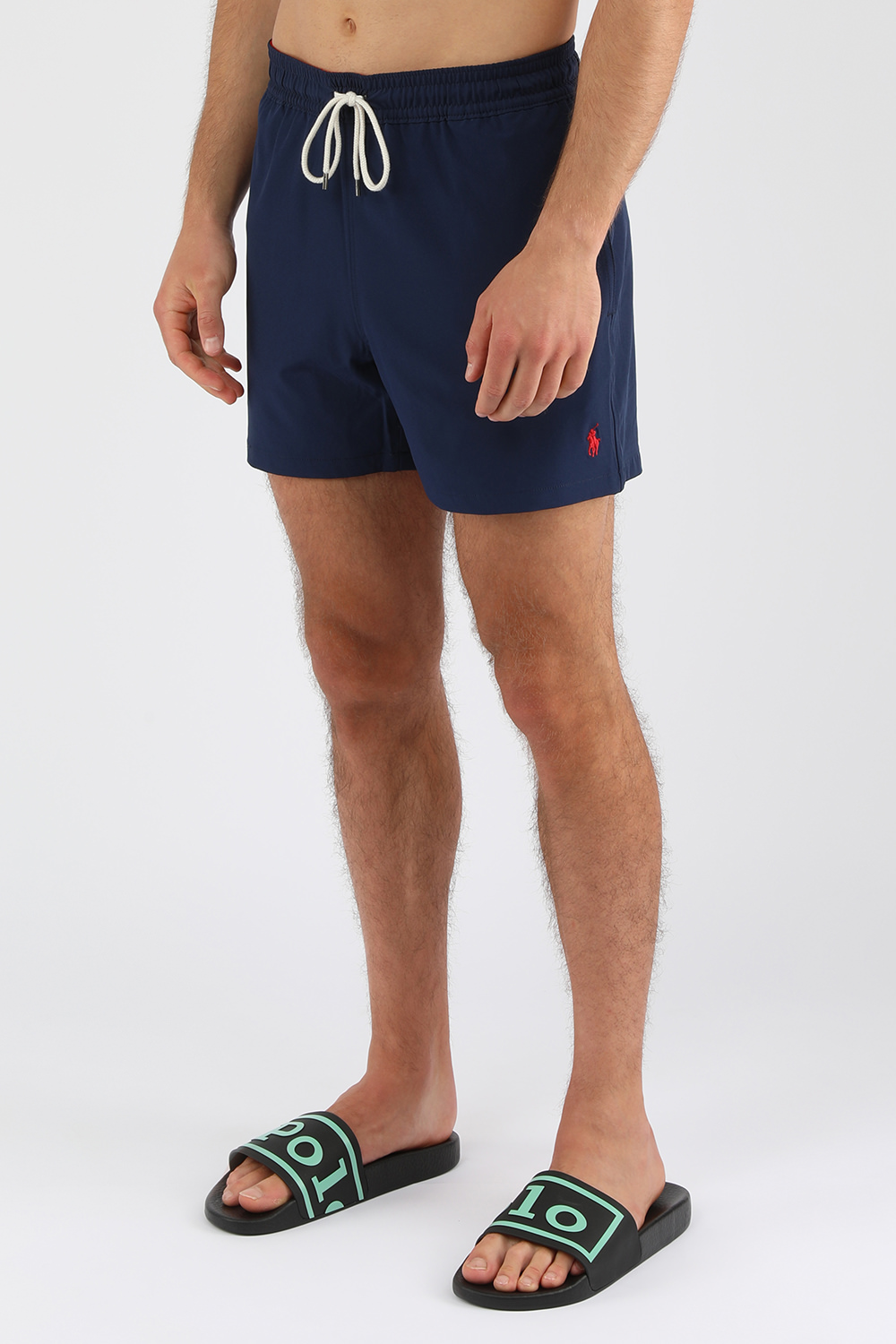 תמונת דוגמן קידמית של בגד ים קצר כחול עם לוגו רקום