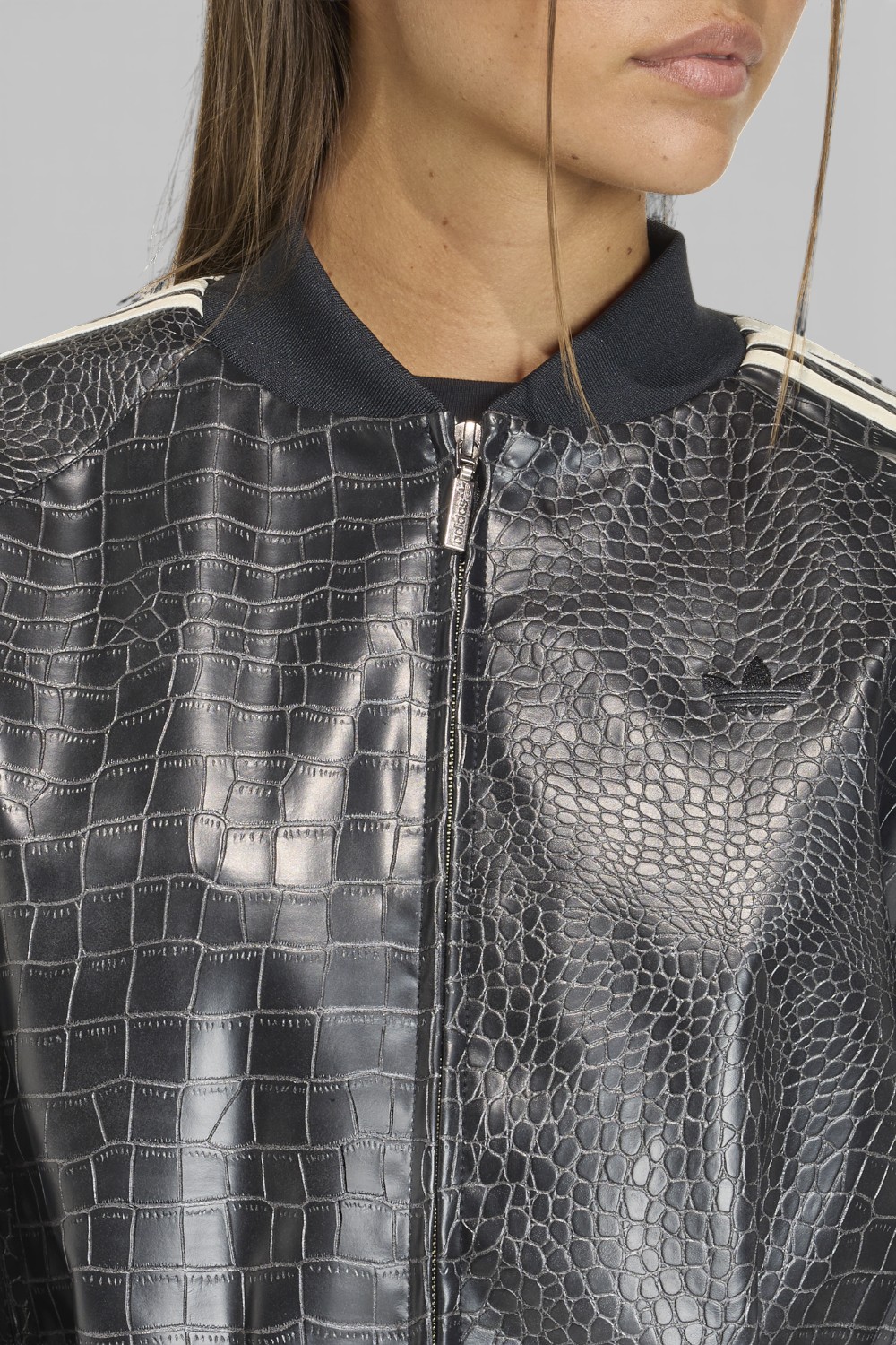 תמונת תקריב דוגמן של ז'קט בומבר דמוי עור