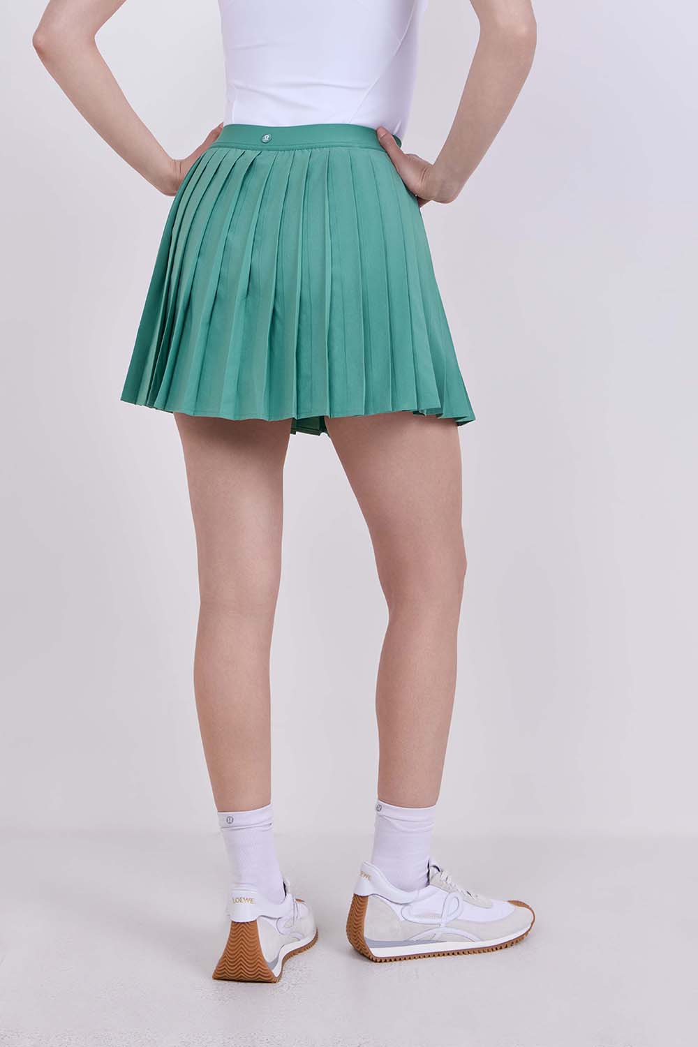תמונת דוגמן אחורית של High-Rise Pleated Tennis Skirt