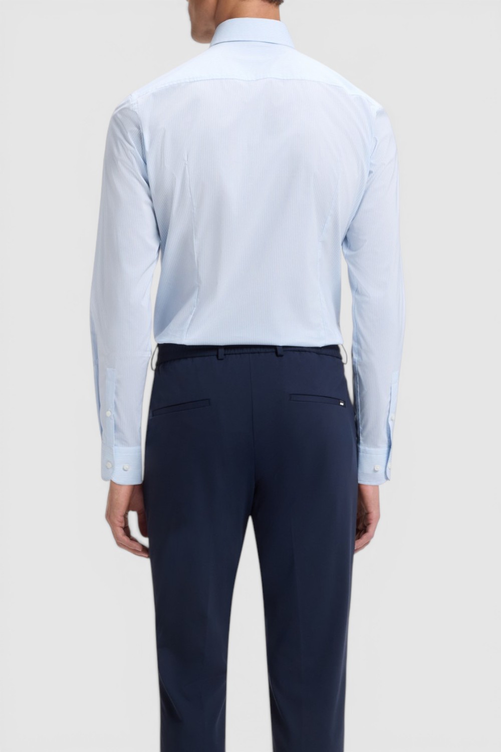 תמונת דוגמן אחורית של חולצה מכופתרת בגזרת סלים