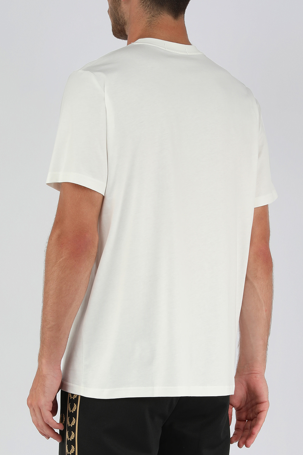 חולצת טי לבנה עם הדפס רינגר FRED PERRY