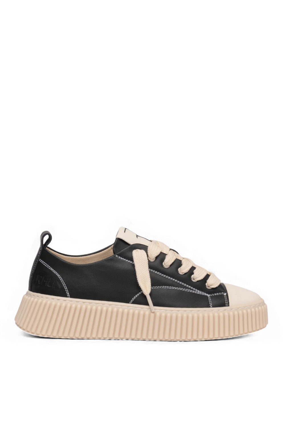 תמונה קידמית של נעלי סניקרס 2020