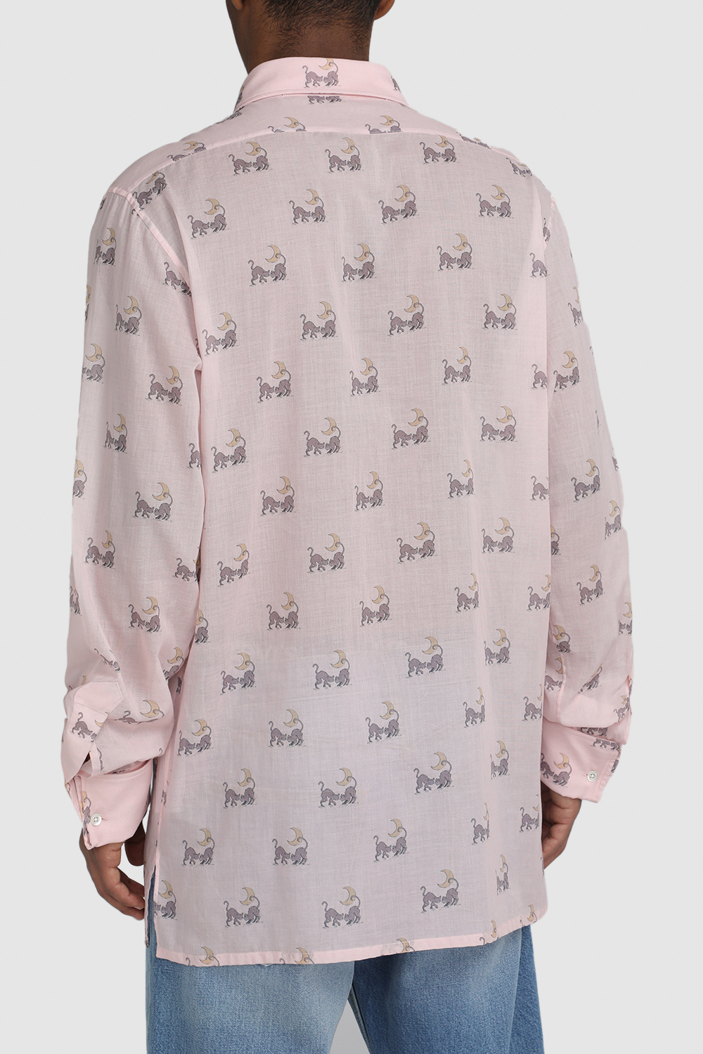 תמונת תקריב דוגמן של חולצה מכופתרת