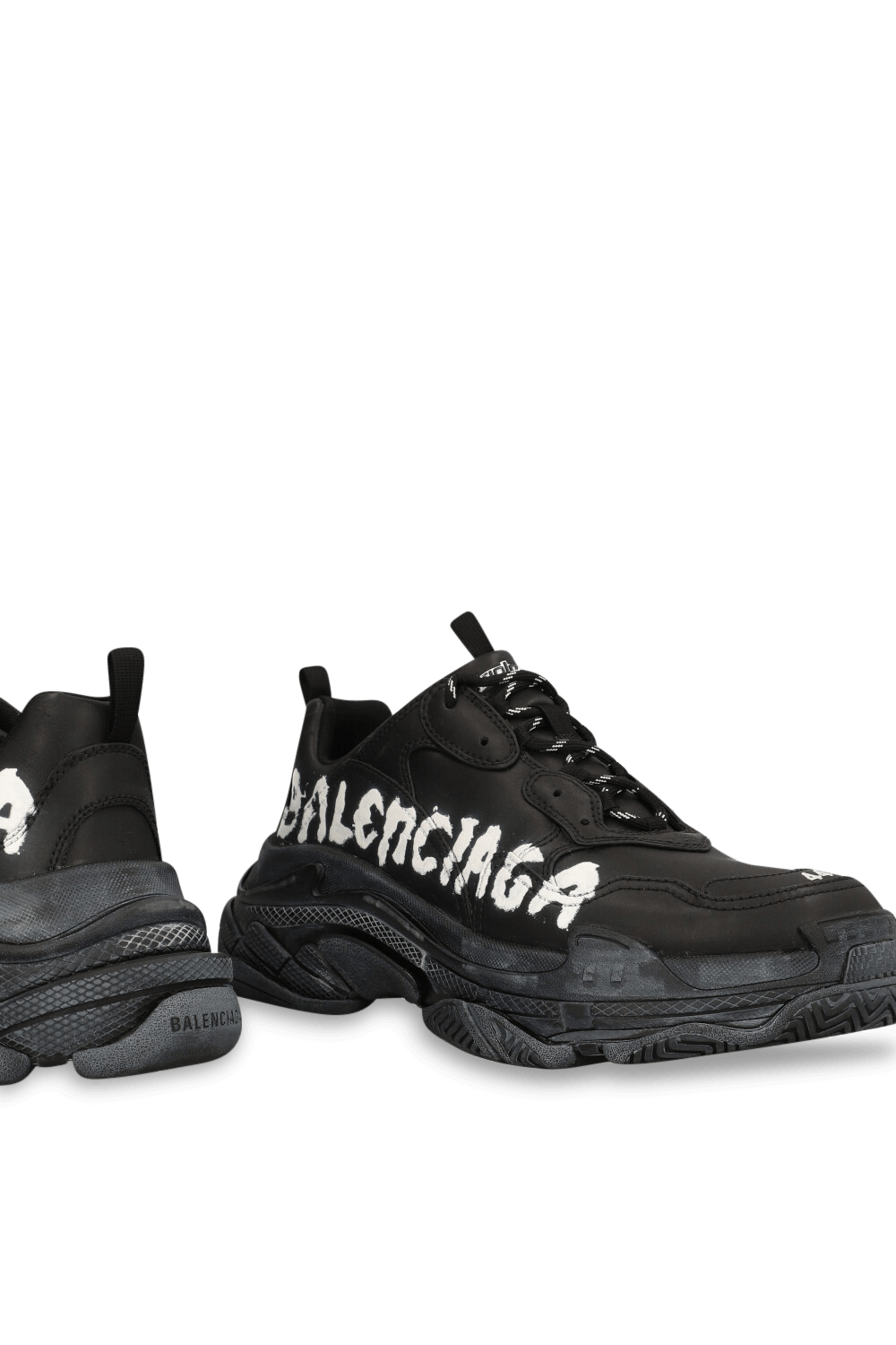 תמונת תקריב של נעלי סניקרס טריפל אס לוגו