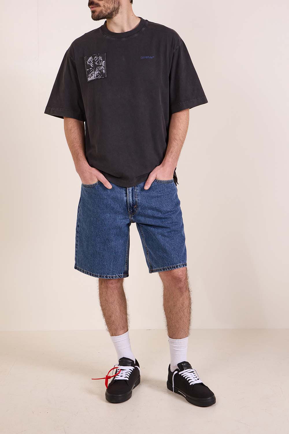 תמונת דוגמן קידמית של נעלי סניקרס