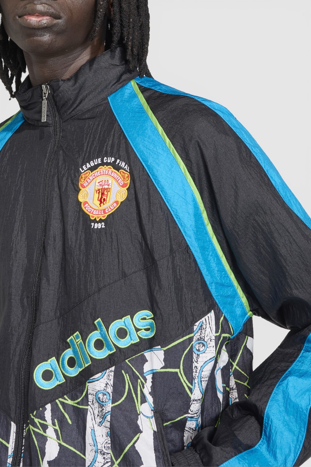 תמונת תקריב דוגמן של ז'קט כדורגל מנצ'סטר יונטייד