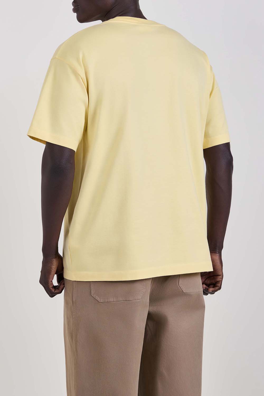 תמונת דוגמן אחורית של חולצת טי בגזרה ישרה